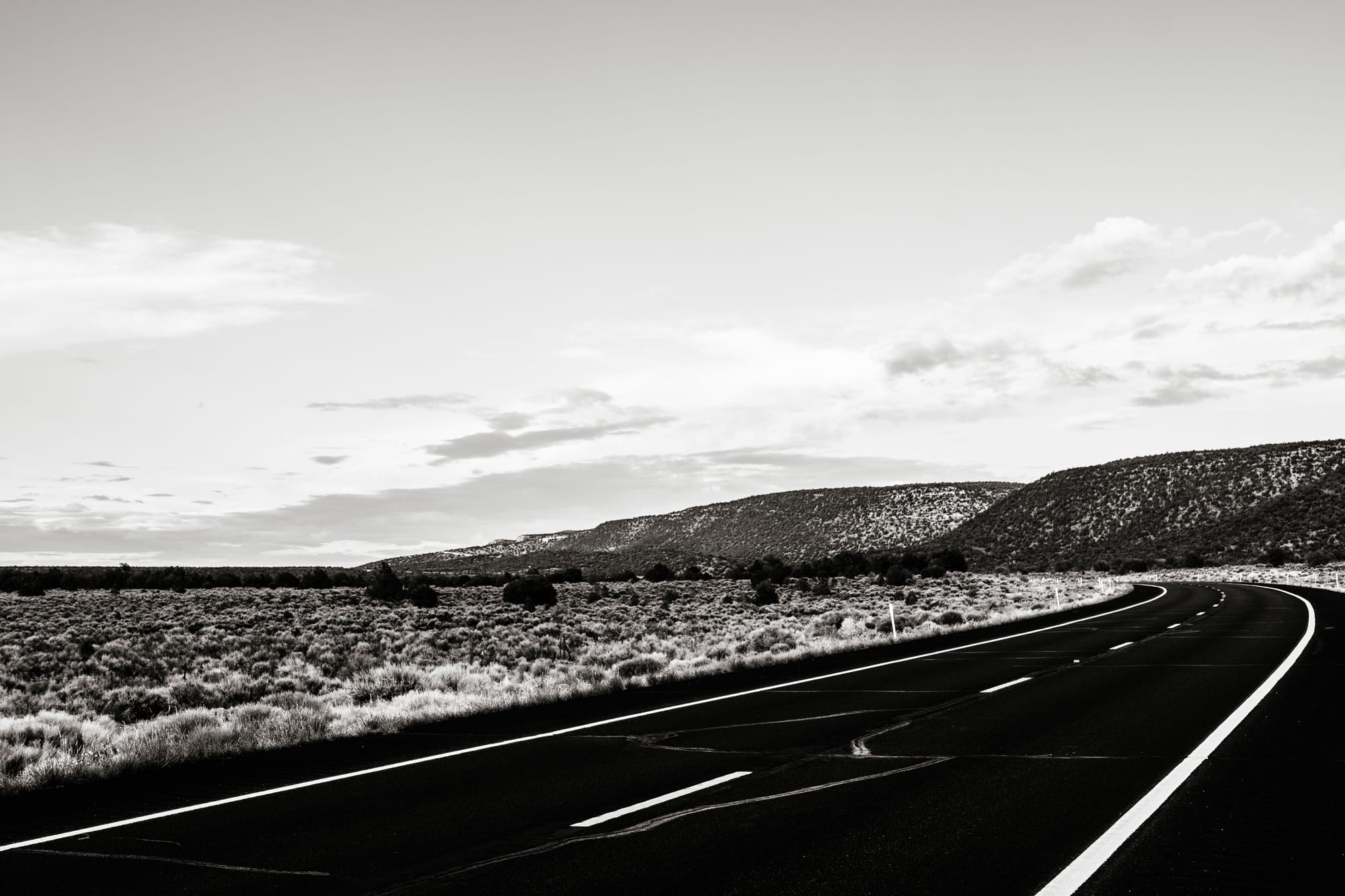 LONELY DESERT HIGHWAY IN ARIZONA / B&W