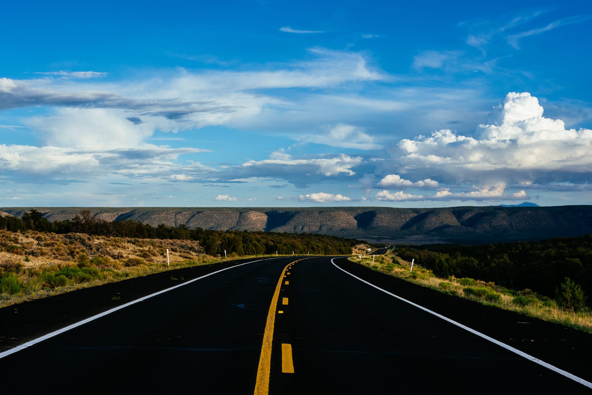 LONELY DESERT HIGHWAY TO NOWHERE IN ARIZONA