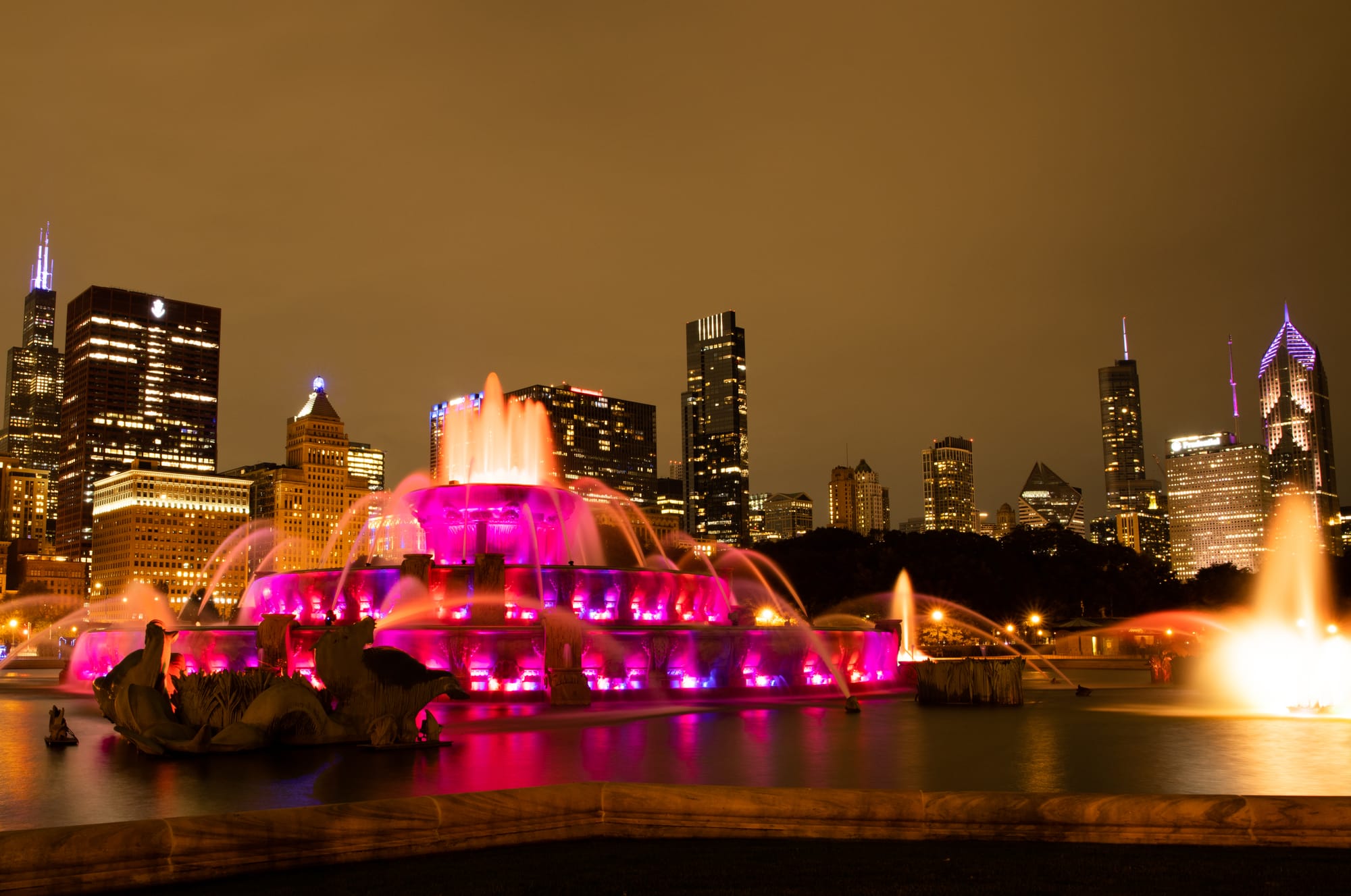 BUCKINGHAM FOUTAIN IN GRANT PARK | FAMOUS CHICAGO ATTRACTIONS