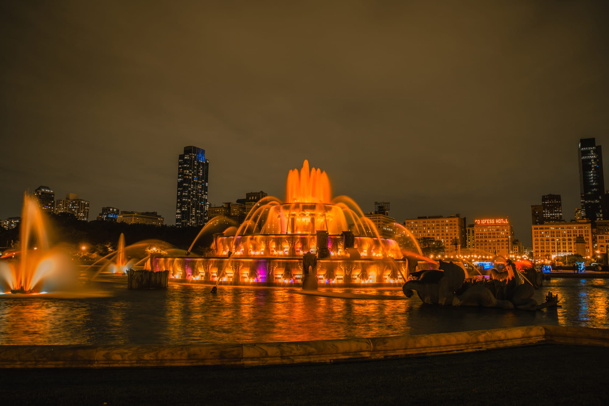 BUCKINGHAM FOUTAIN IN GRANT PARK | FAMOUS CHICAGO ATTRACTIONS