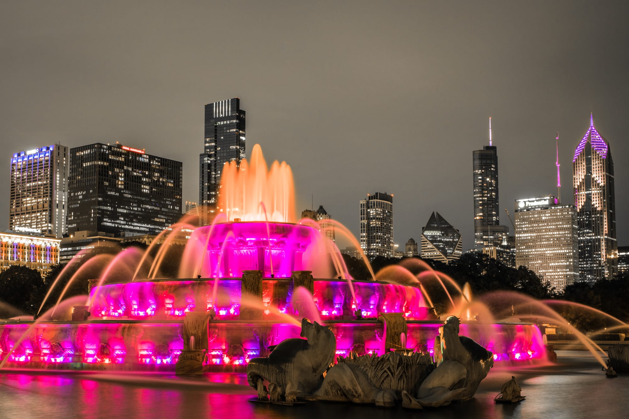 BUCKINGHAM FOUTAIN IN GRANT PARK | FAMOUS CHICAGO ATTRACTIONS