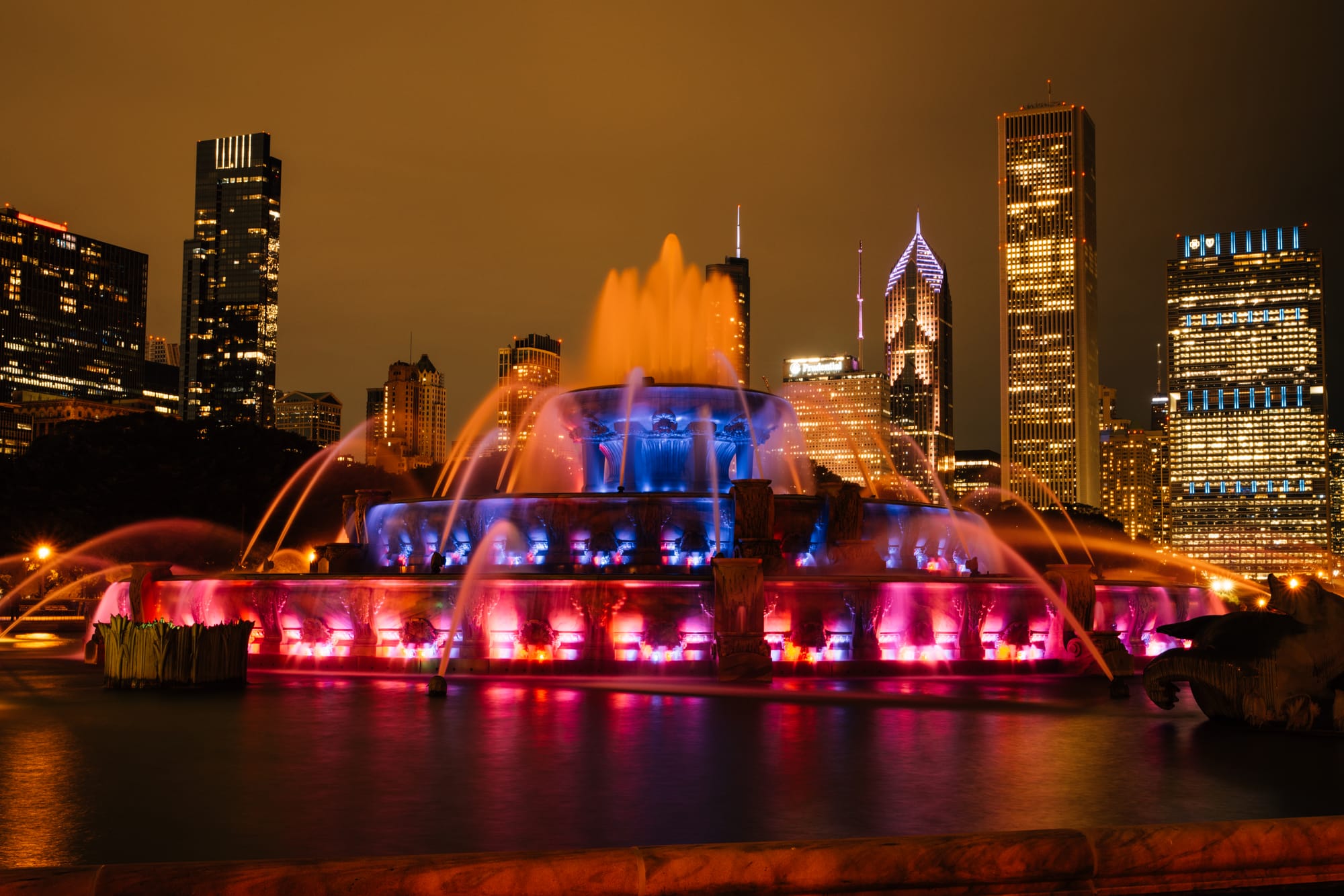 BUCKINGHAM FOUTAIN IN GRANT PARK | FAMOUS CHICAGO ATTRACTIONS