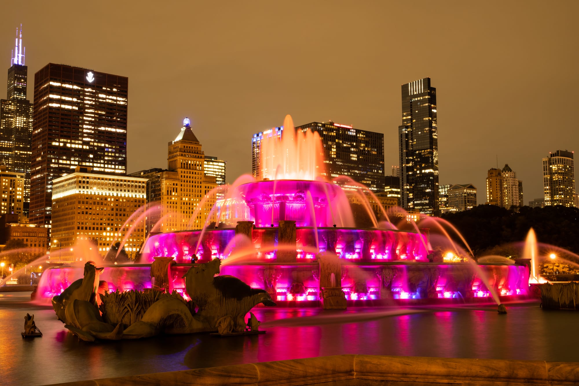 BUCKINGHAM FOUTAIN IN GRANT PARK | FAMOUS CHICAGO ATTRACTIONS