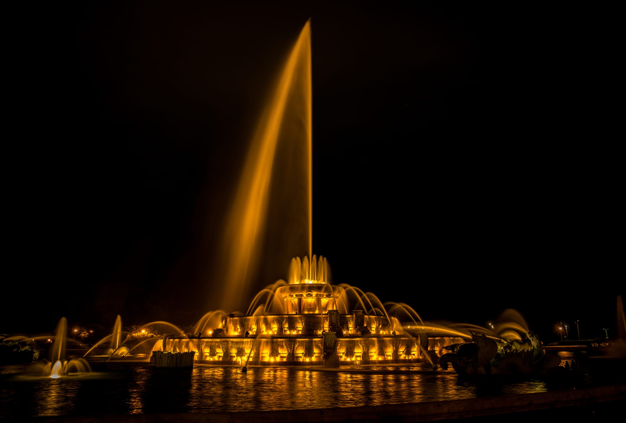 BUCKINGHAM FOUTAIN IN GRANT PARK | FAMOUS CHICAGO ATTRACTIONS