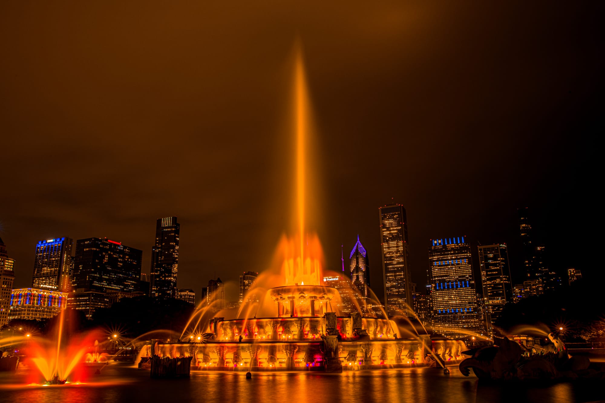 BUCKINGHAM FOUTAIN IN GRANT PARK | FAMOUS CHICAGO ATTRACTIONS