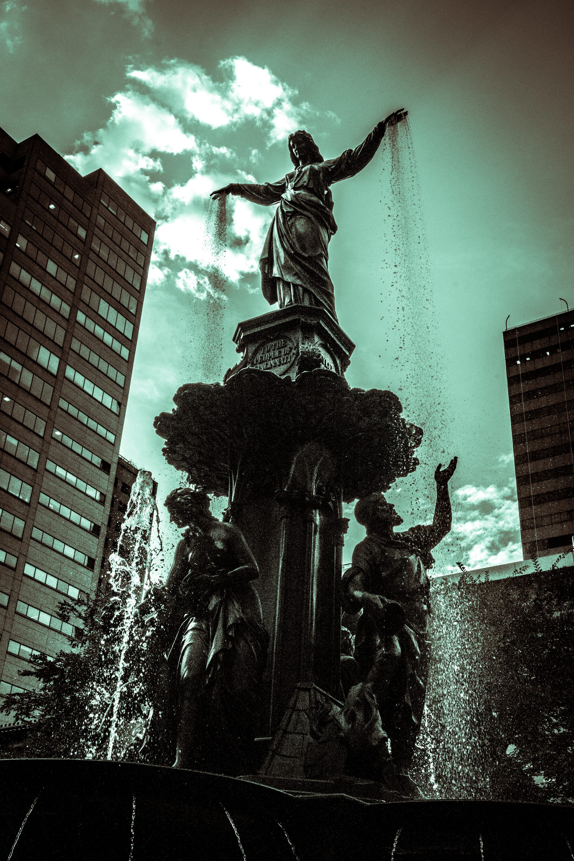 FOUNTAIN SQUARE | DOWNTOWN CINCINNATI / HEAVY B&W