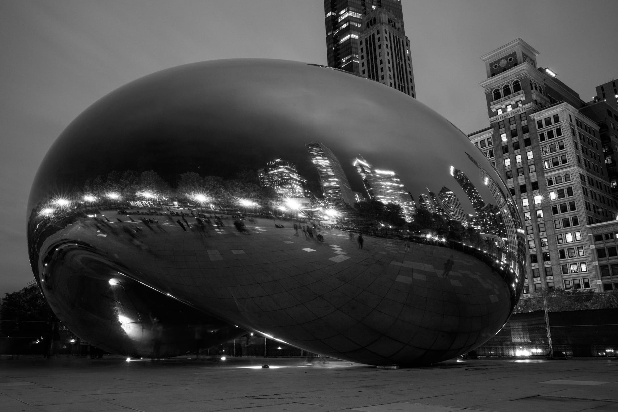 THE BEAN AT MILLENIUM PARK IN CHICAGO, IL / B&W