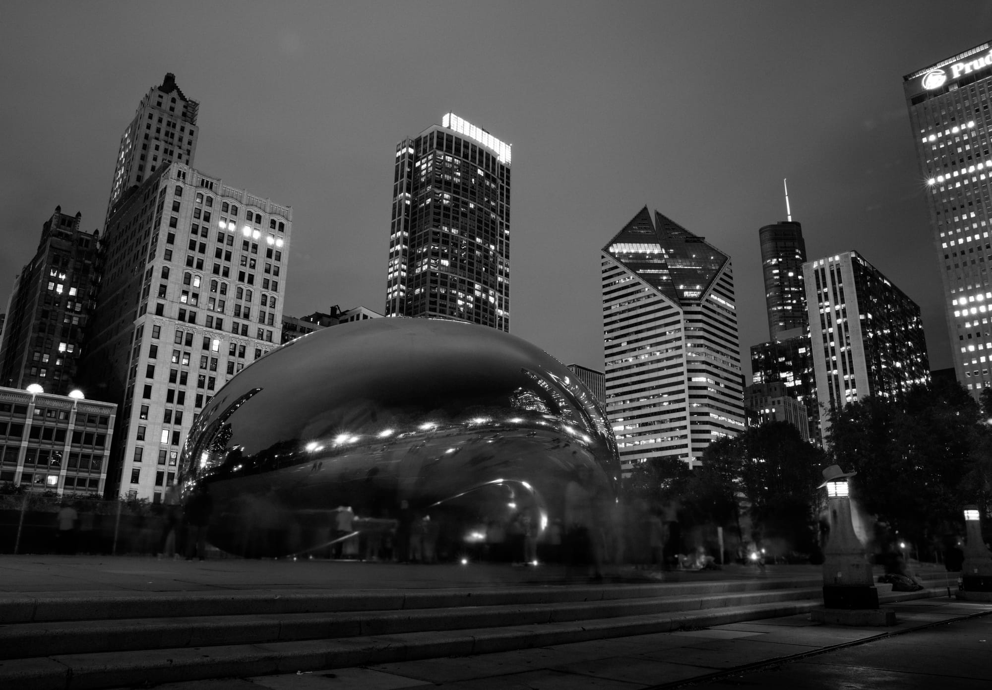 THE BEAN AT MILLENIUM PARK AT NIGHT / B&W