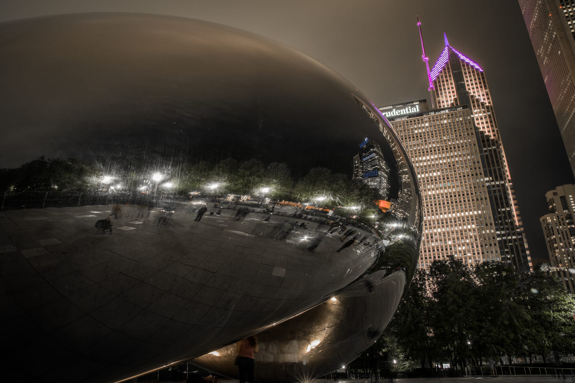 THE BEAN AT MILLENIUM PARK AT NIGHT