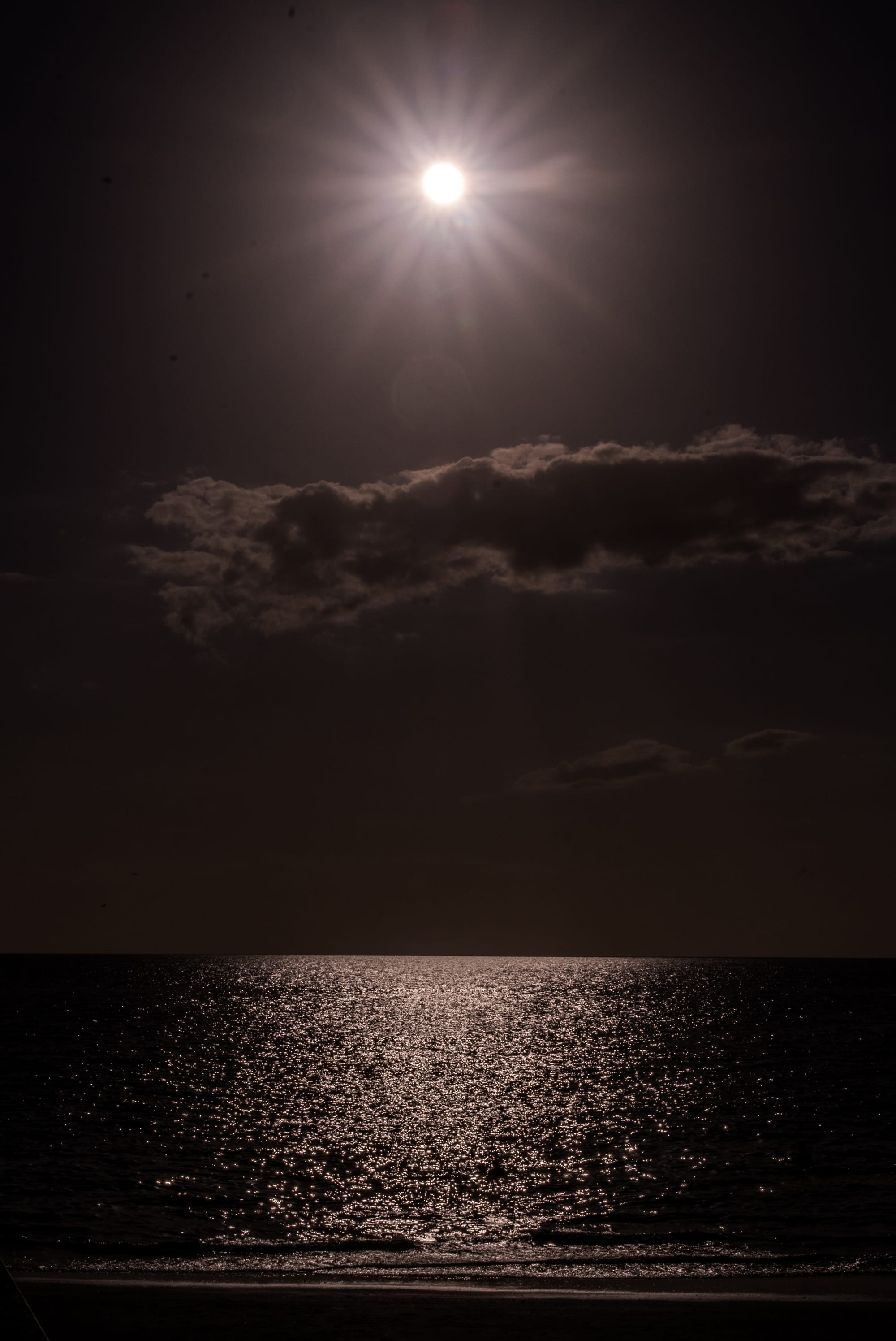 SUNNY OVER THE BEAUTIFUL AND QUIET OCEAN IN NAPLES, FL