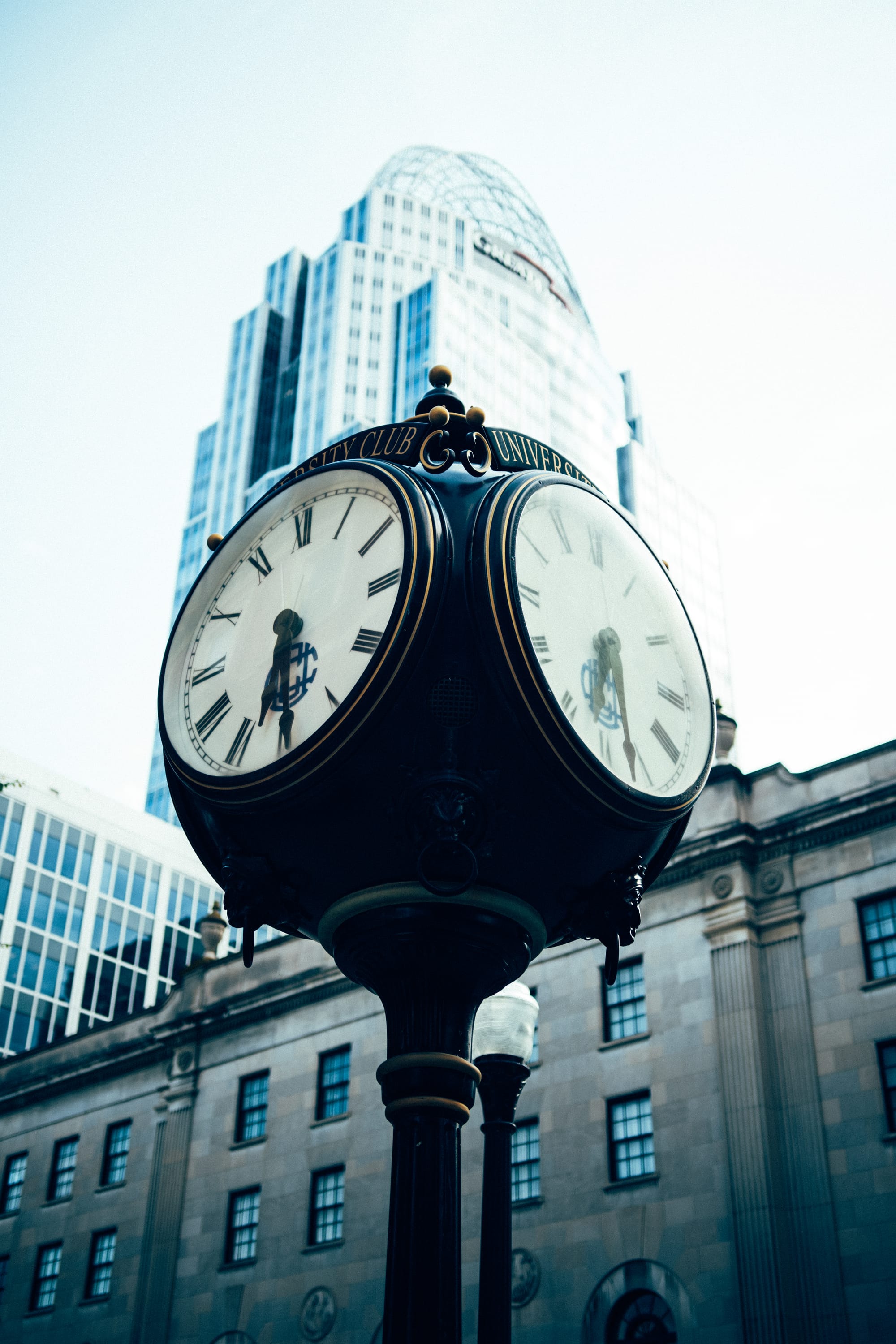 UNIVERSITY CLUB OF CINCINNATI | CLOCK ON BROADWAY STREET