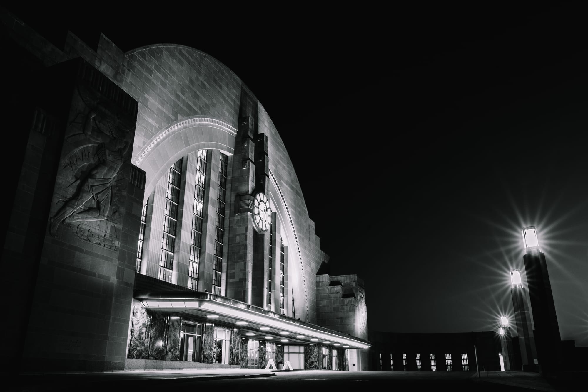 CINCINNATI MUSEUM CENTER AT UNION TERMINAL IN THE MORNING / B&W