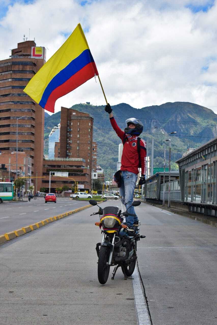 Motociclistas y bici-usuarios  marchan juntos en el Paro Nacional