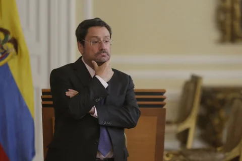 Renuncia el embajador de Colombia ante los Estados Unidos, Francisco Santos.