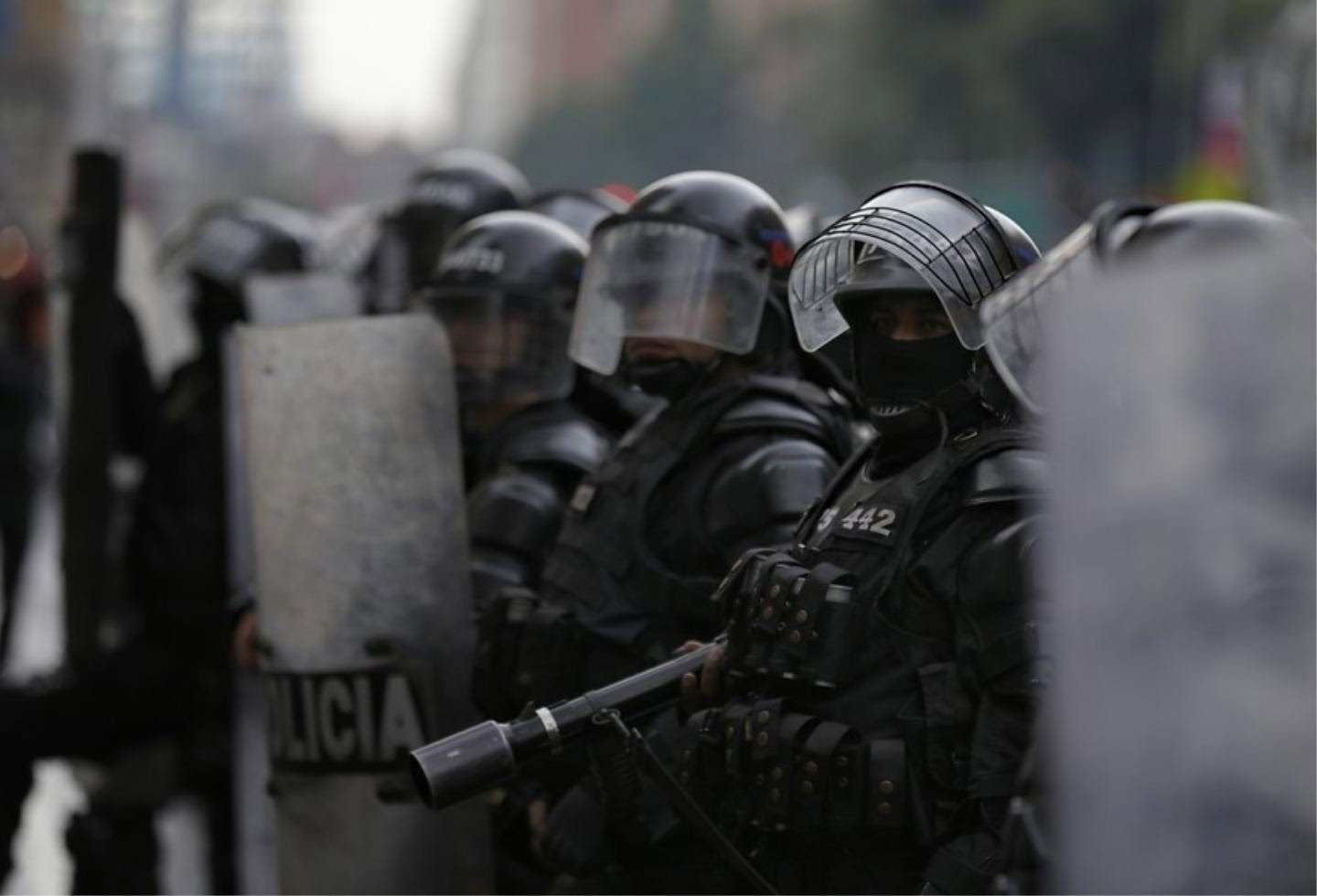 Retiran a miembros del ESMAD tras agredir a un menor y a dos periodistas