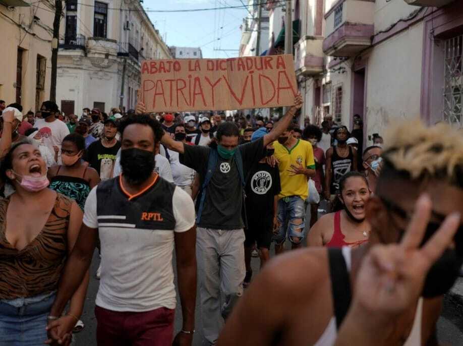 “¡Patria y vida!” gritan miles de cubanos ante la crisis económica.
