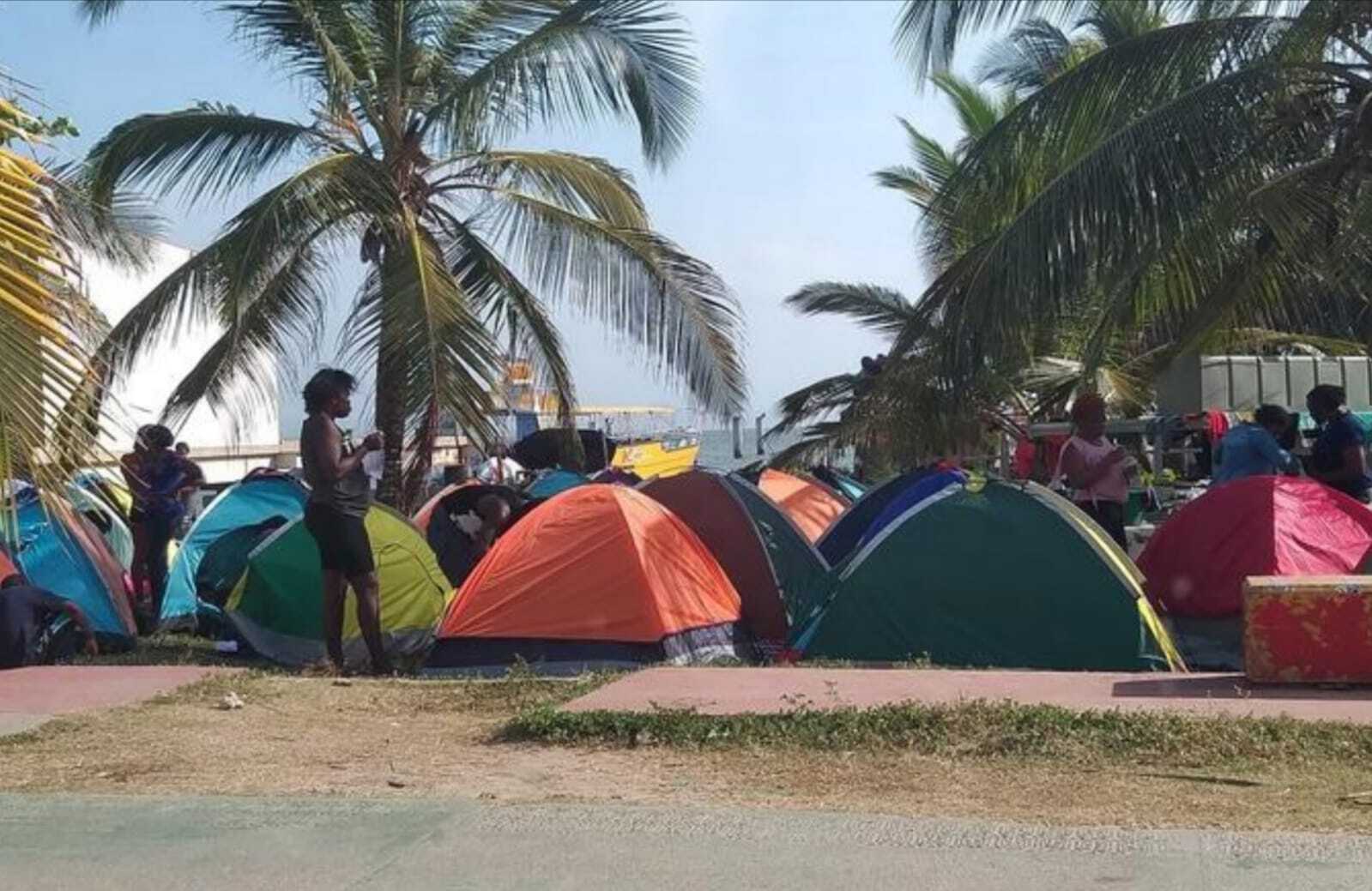 Miles de migrantes atascados en Necoclí