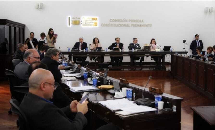 Senado discute proyecto de ley que buscaría eliminar beneficios jurídicos y administrativos a agresores sexuales.