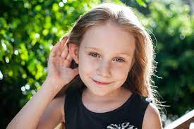 סימנים אפשריים לירידה בשמיעה בקרב ילדי גן: