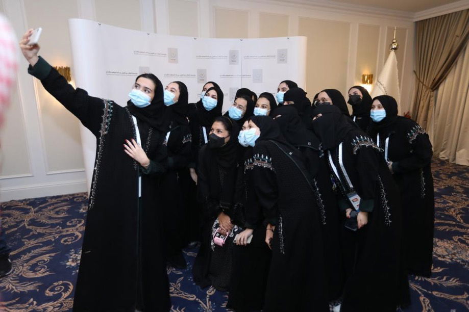 طالباتنا مع زميلاتهم في المنتخب السعودي يلتقطون صورة مع سمو الأميرة ريما بنت بندر آل سعود