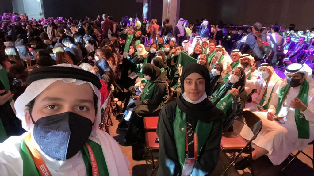 سيلفي طالبنا أنس مع زملائه في المنتخب السعودي