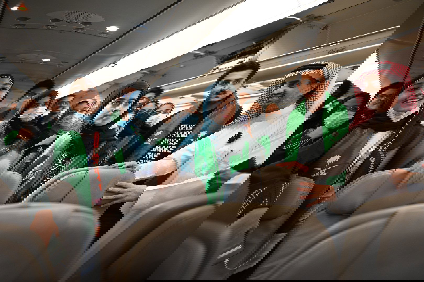 بعض من طلبة كونكت مع زملائهم في المنتخب السعودي في طائرة العودة من المعرض العلوم والهندسة العالمي (آيسف)