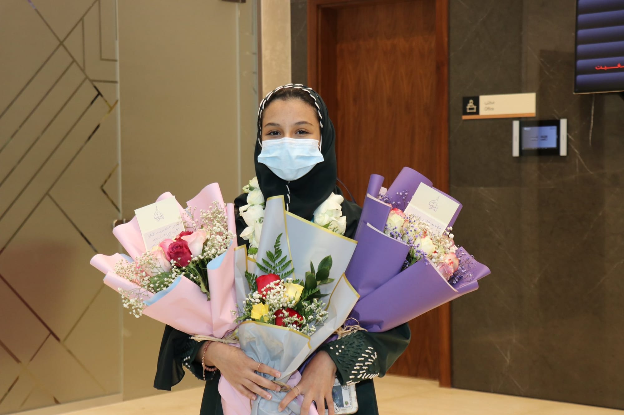 صورة من استقبال طالبتنا تالا في المطار بعد مشاركتها في المعرض العلوم والهندسة العالمي (آيسف)