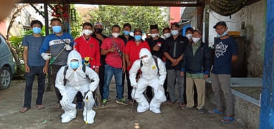 Penyemprotan cairan disenfectant di Rw 04
