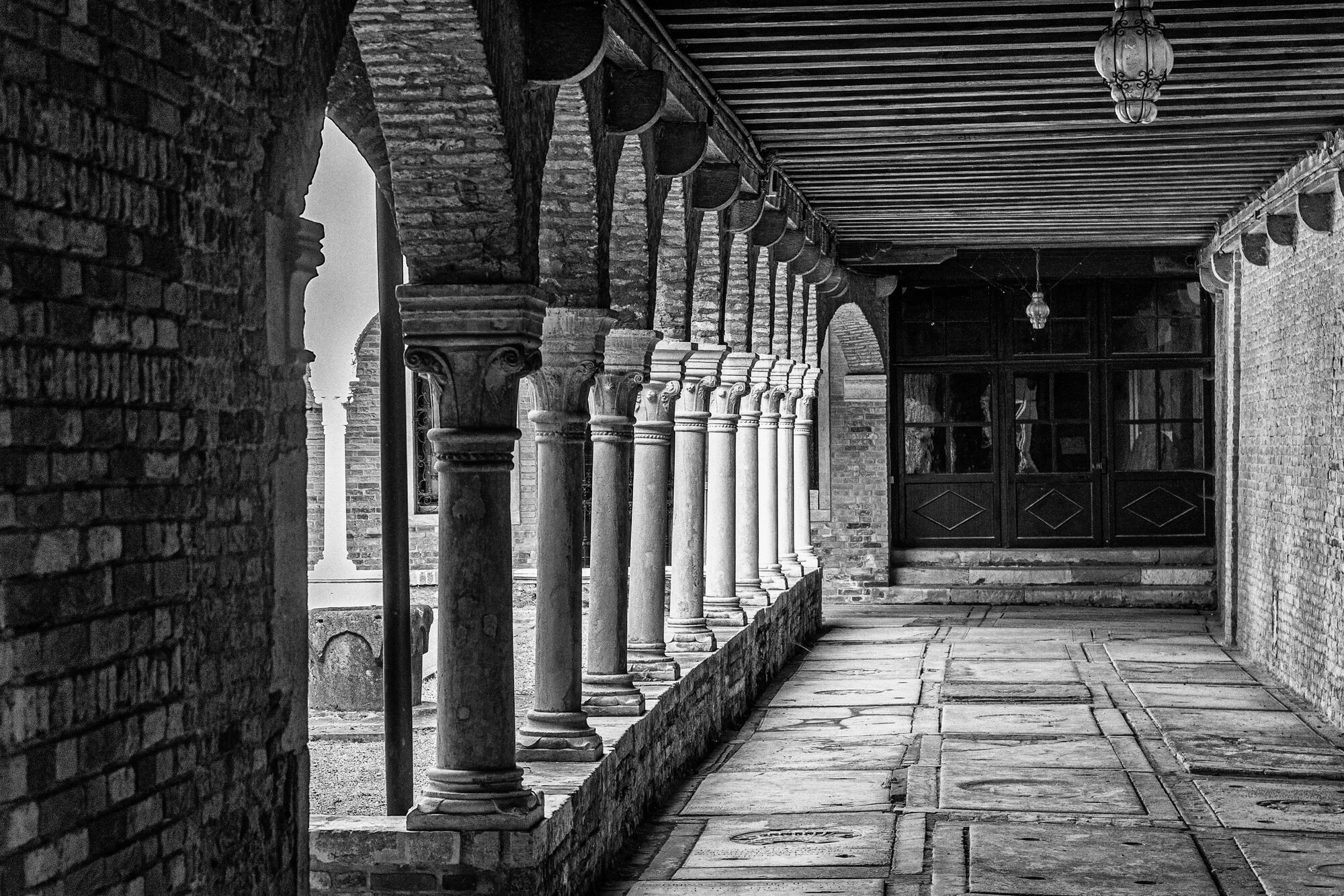 "Portici, luci ed ombre"