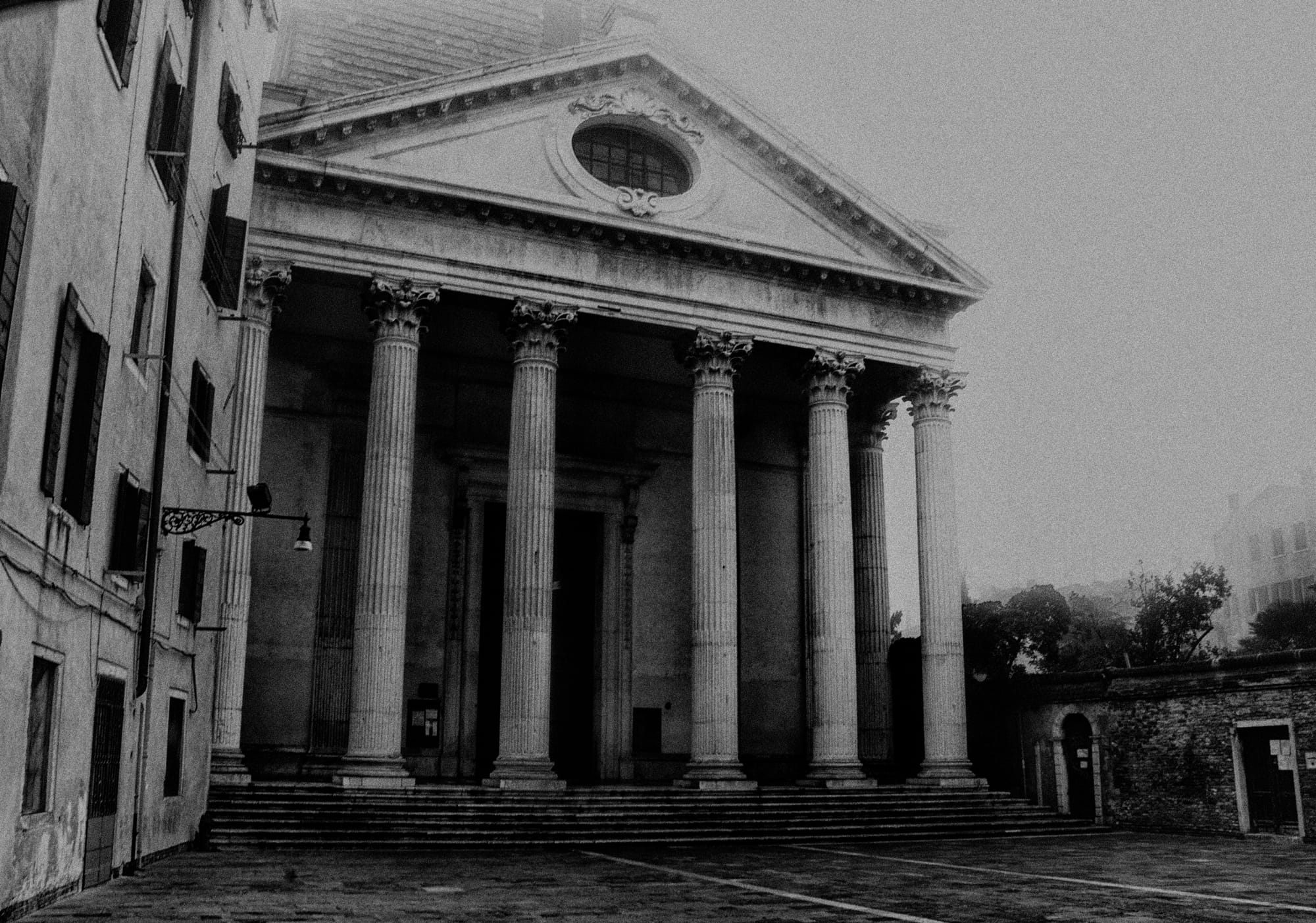 "Dietro l'angolo"