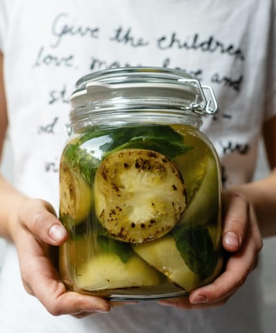 חמוצים, משומרים, א.נשים ומה שביניהם...