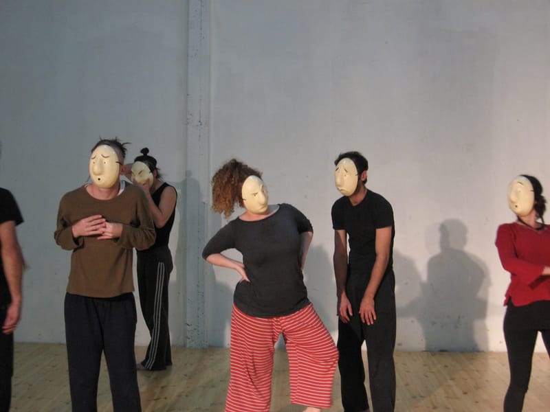 ממסכות לדמויות