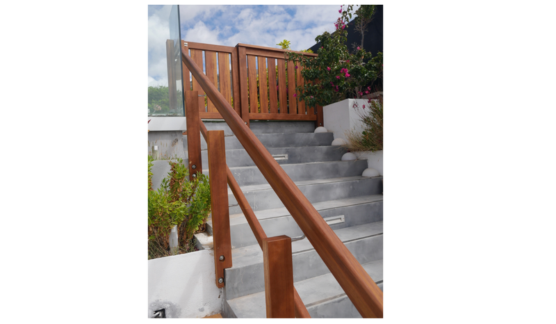 Valla, puerta y pasamano de morera // Fence, door and handrail of morera