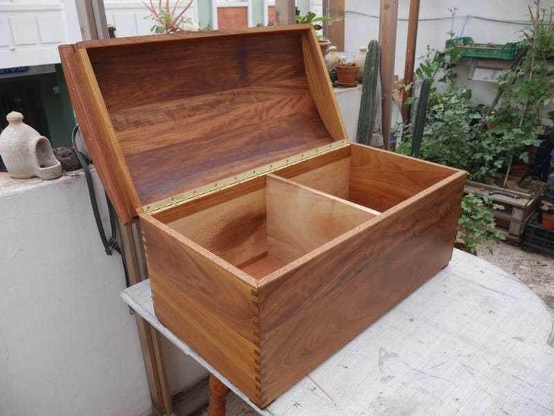 Baul de morera // Chest of morera
