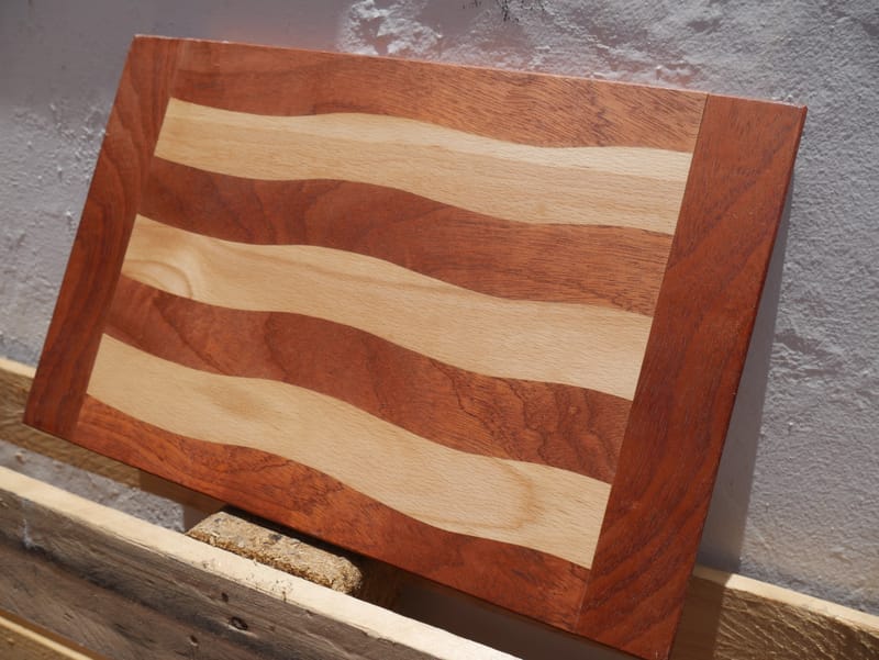 Tabla de cortar en forma de olas // Cutting board in wave form
