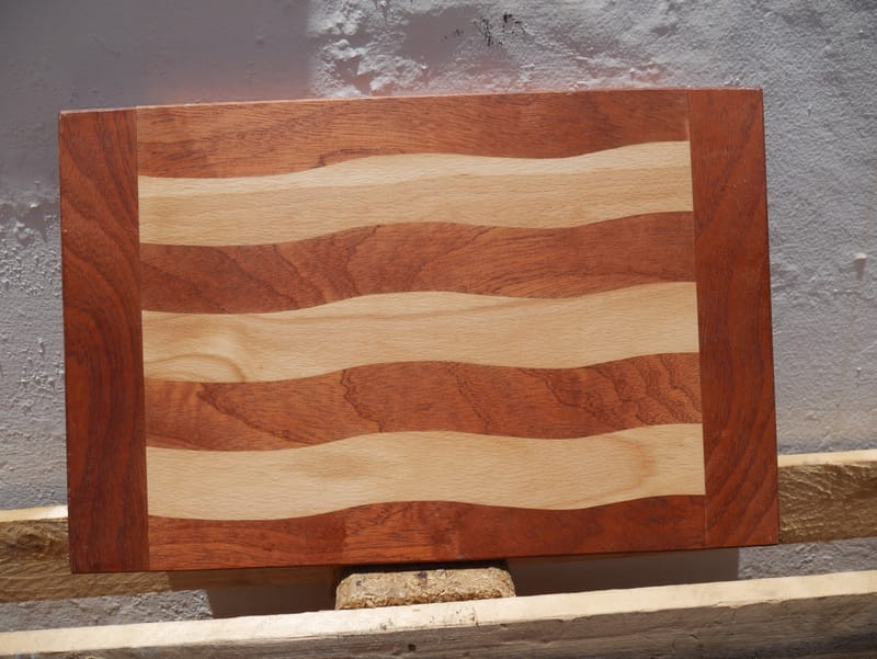 Tabla de cortar en forma de olas // Cutting board in wave form