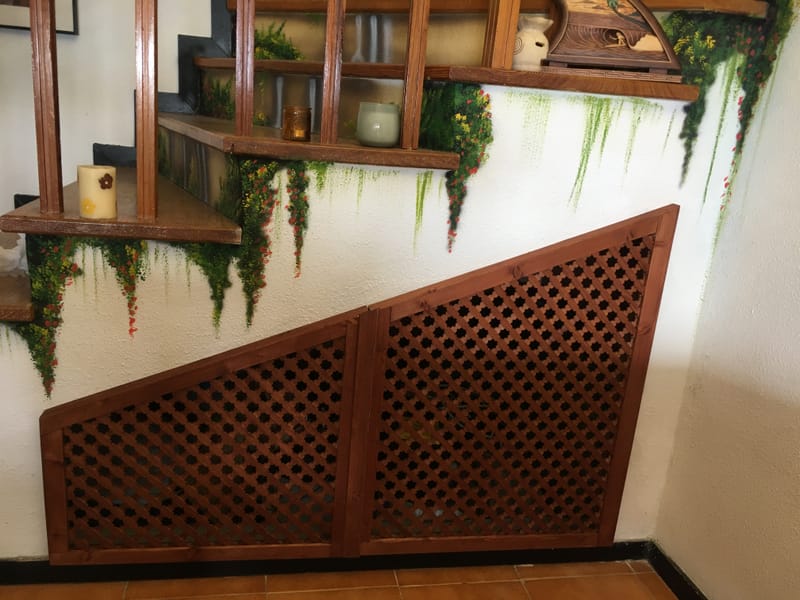 Una puerta abajo de una escalera // A door under a staircase