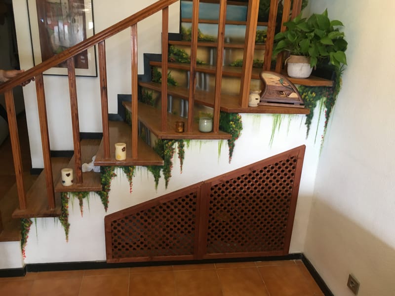 Una puerta abajo de una escalera // A door under a staircase