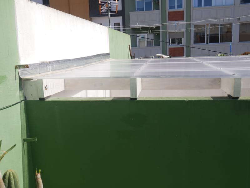 Cubierto de un patio // a small patio roof
