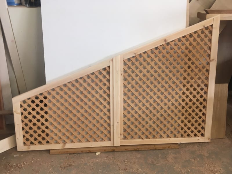 Una puerta abajo de una escalera // A door under a staircase