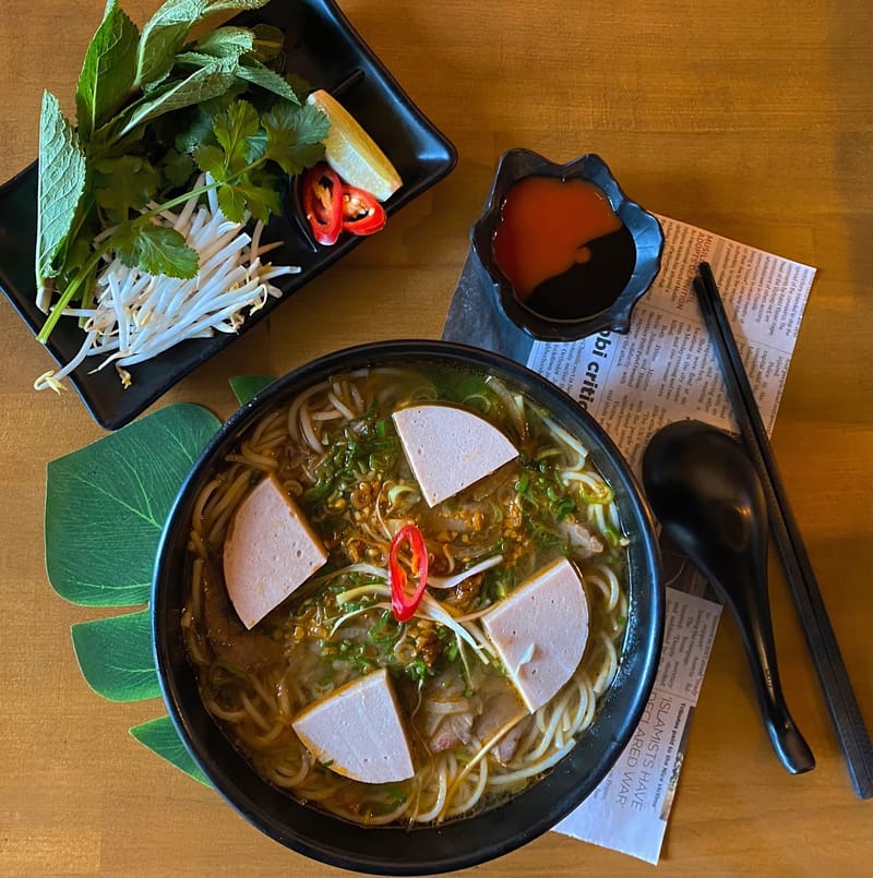 Bun Bo Hue - Spicy Noodle Soup (s)