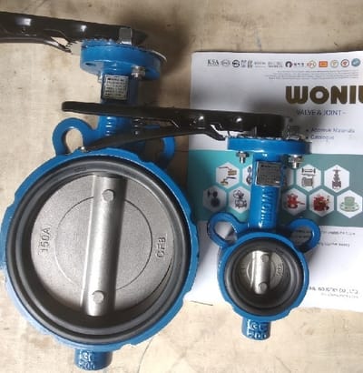 Van bướm tay gạt thân gang cánh inox gioăng cao su