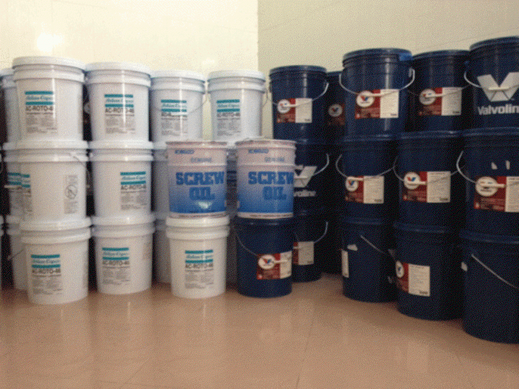 Máy nén khí dùng dầu gì?