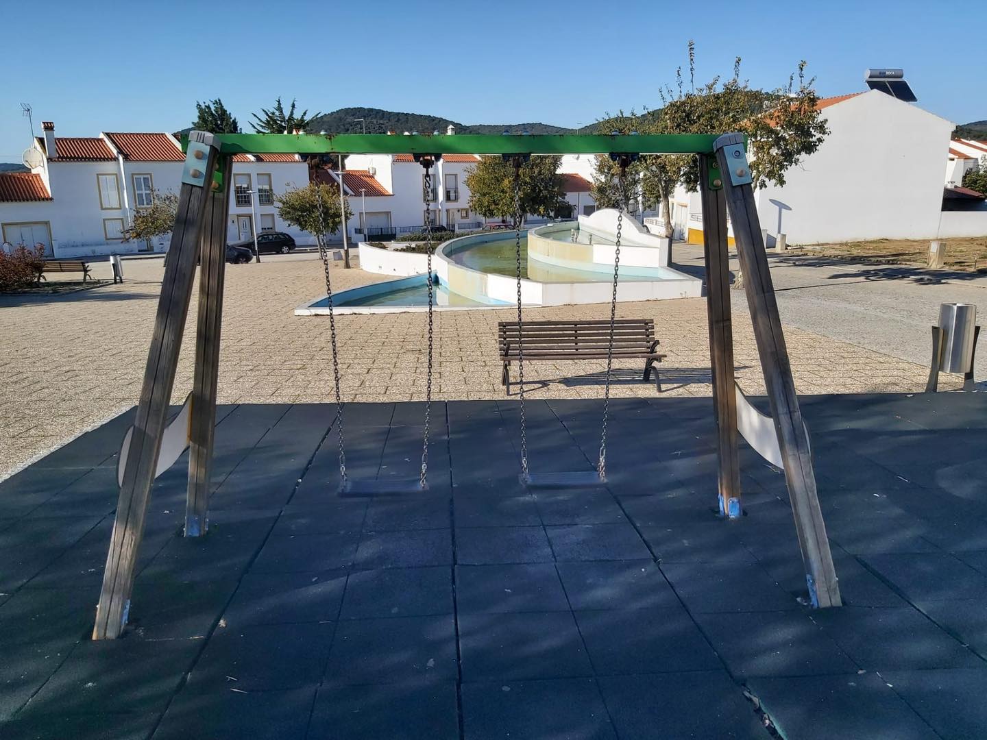 Arranjo do baloiço do Jardim público