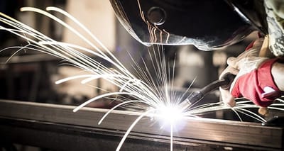 Дугове наплавлення валиків і зварювання пластин у нижньому положенні шва