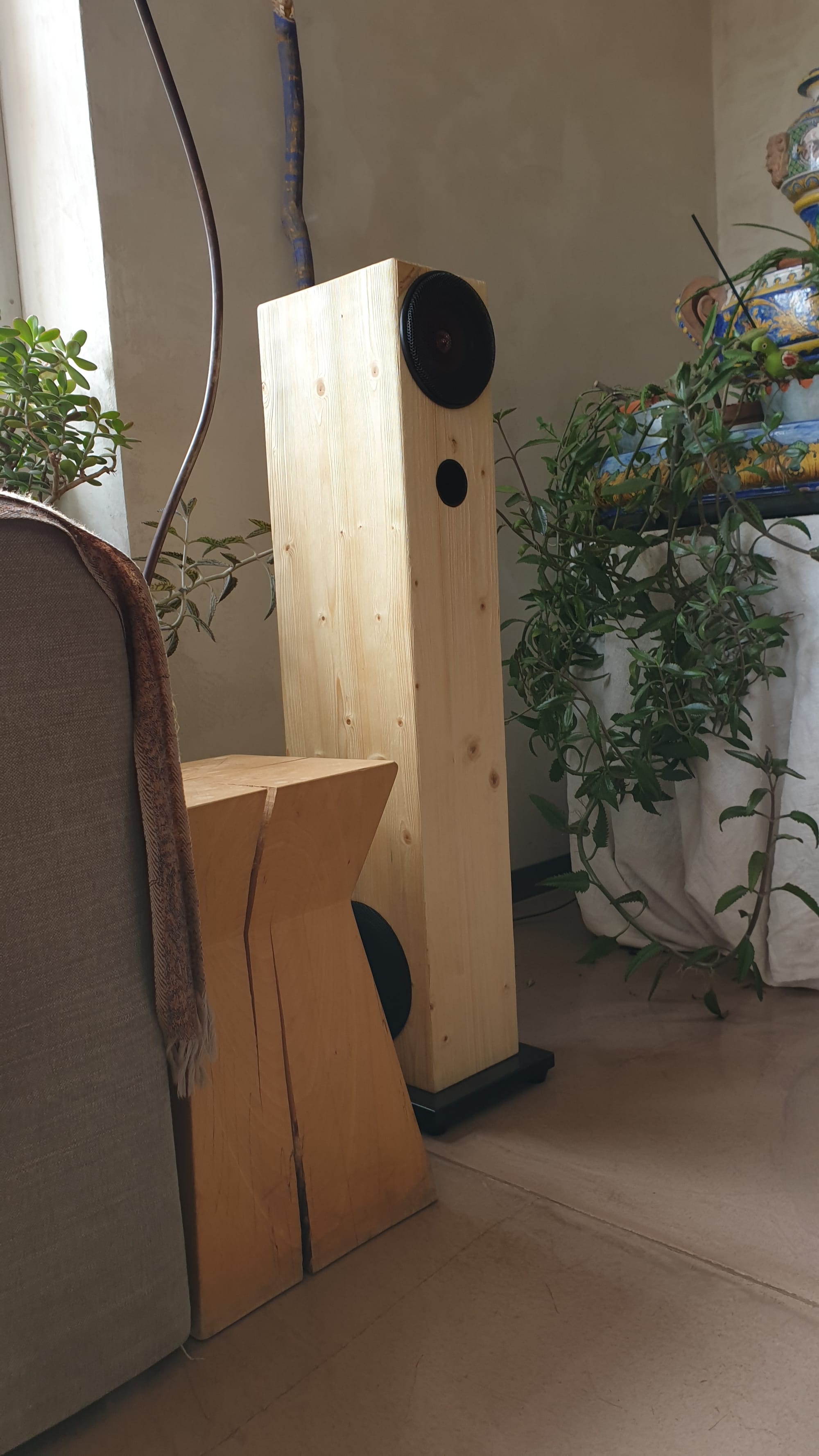 Enceintes acoustiques en pin massif brossé