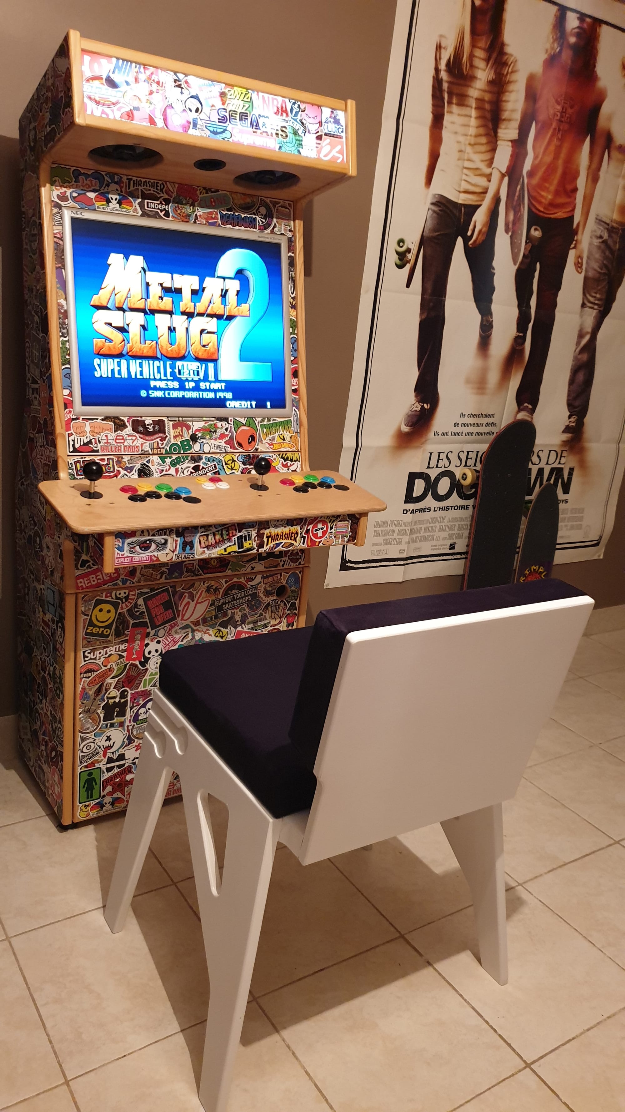 Borne d'arcade custom et sa chaise