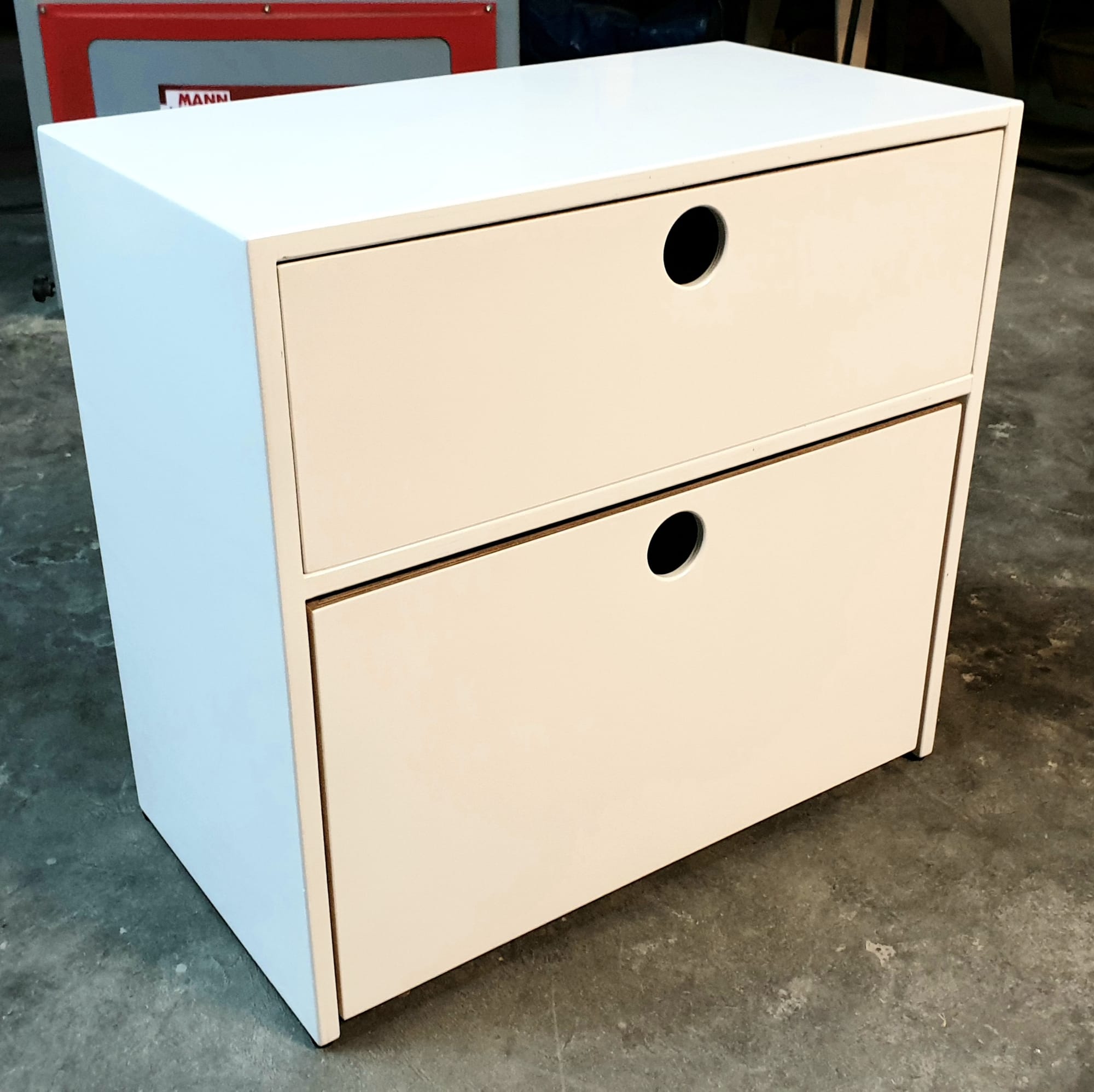 Petit meuble à tiroirs laqué blanc