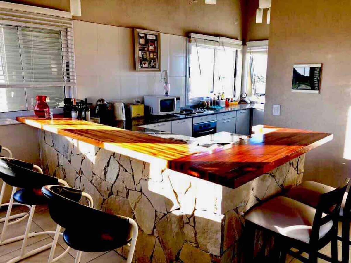 Barra y cocina planta alta