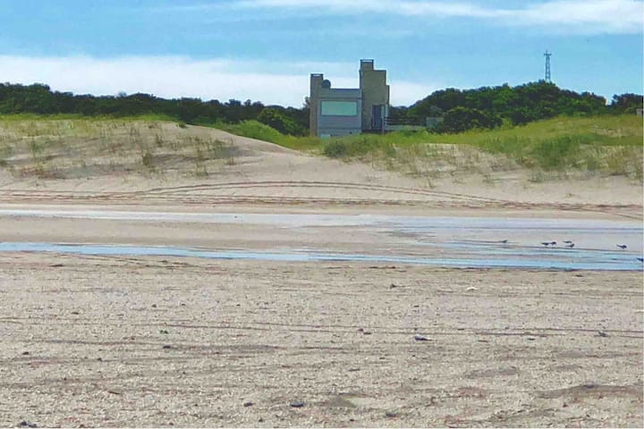 casa vista desde la playa